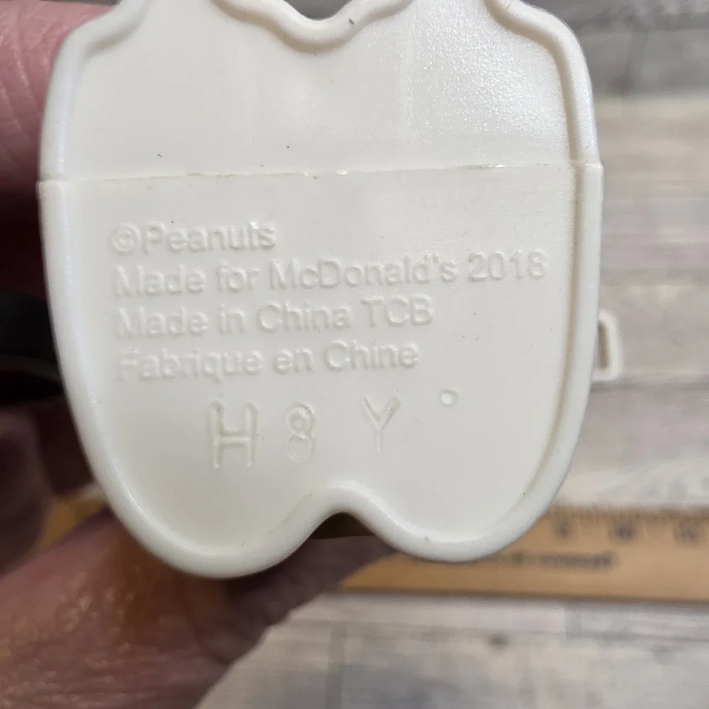 2018 SNOOPY Peanuts DETECTIVE SECRET AGENT FIGURE Happy Meal McDonald's Toy